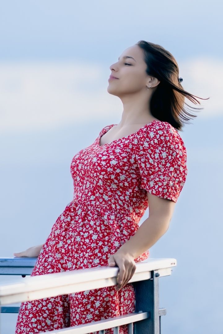 Portrait lifestyle femme robe fleurie bord de lac Suisse - Floral dress lifestyle portrait women lakeside Switzerland