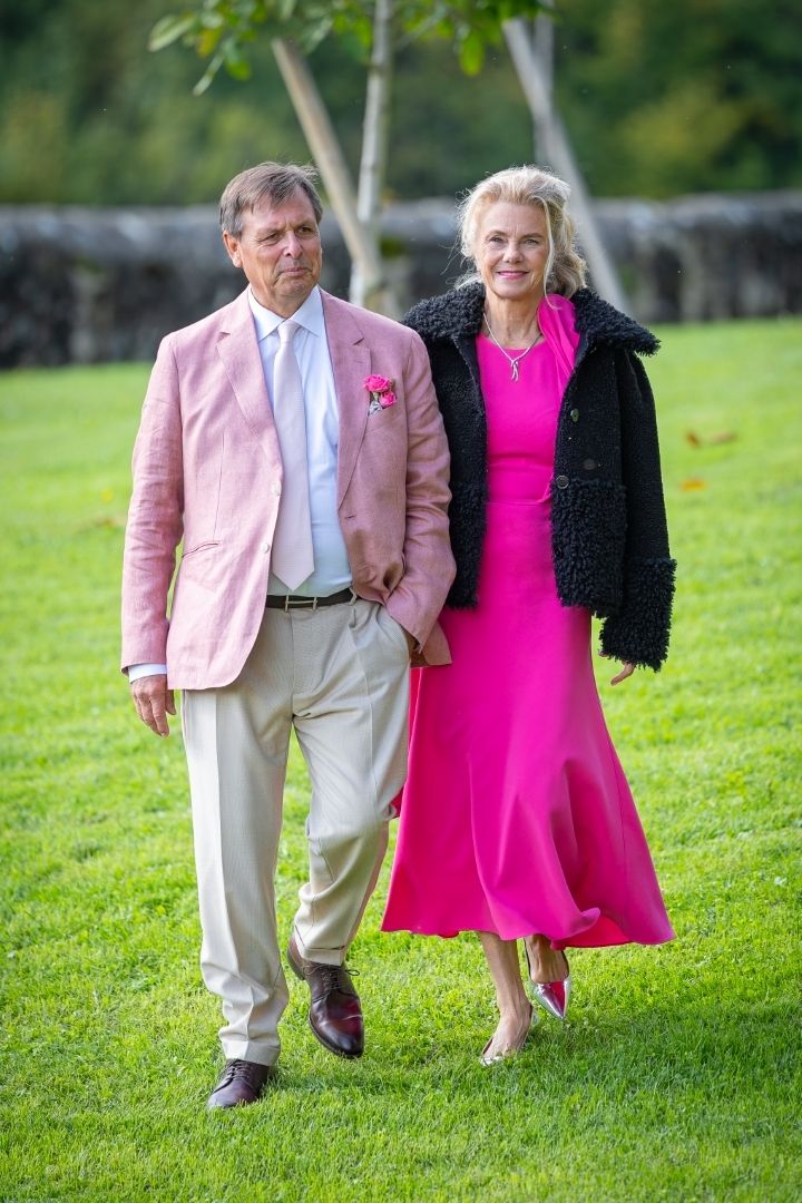Couple de mariés colorés cérémonie extérieure Suisse - Colourful wedding couple outdoor ceremony Switzerland