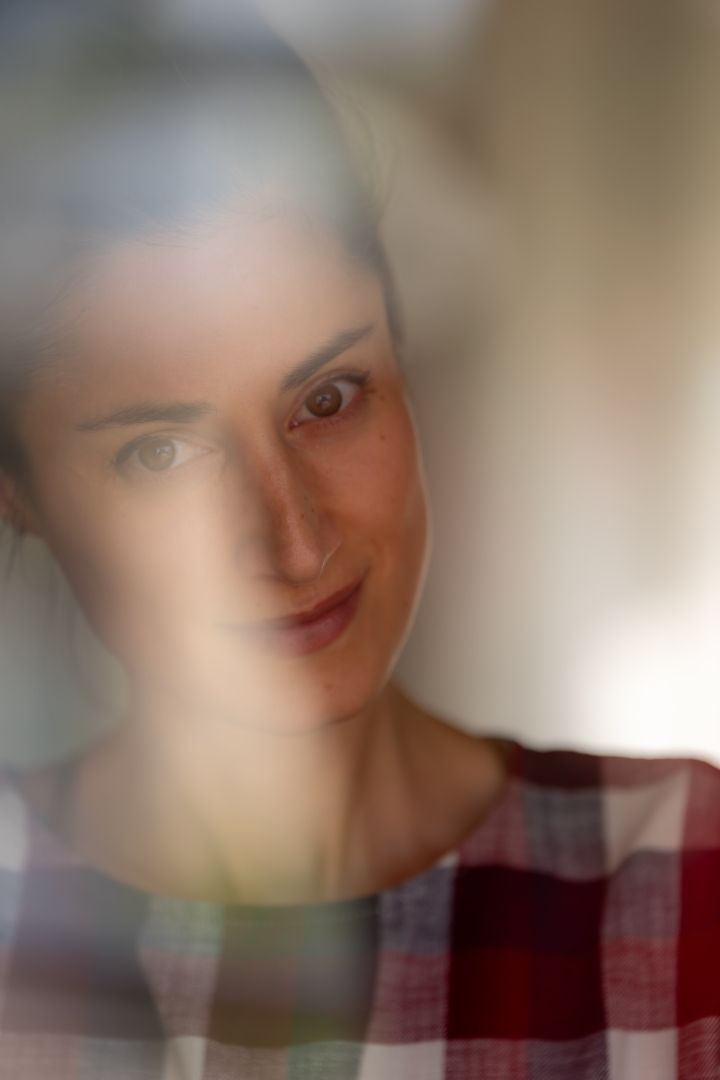 Portrait boudoir femme gros plan regard expressif - Close-up expressive boudoir portrait women soft focus