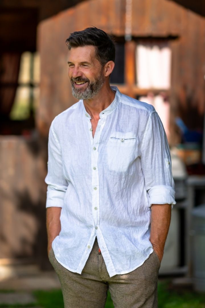 Portrait homme chemise blanche ambiance chaleureuse Lausanne - Men portrait white shirt warm atmosphere Lausanne