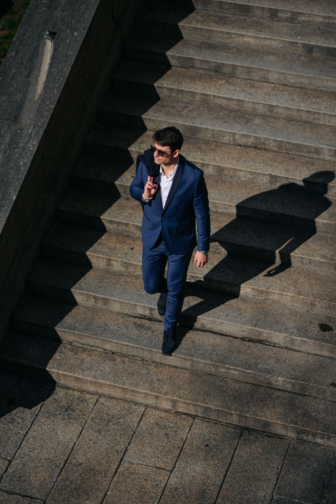 Portrait éditorial homme costume bleu escaliers vue plongeante Lausanne - Editorial overhead portrait men blue suit stone stairs Lausanne