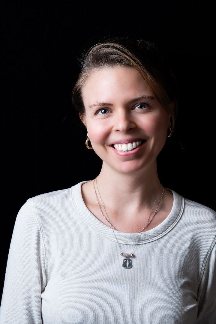 Portrait femme souriante naturel studio Lausanne - Natural smiling women portrait studio Lausanne