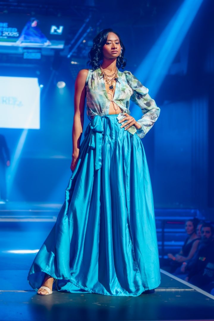 Défilé finale Be Discovery 2025 robe turquoise scène - Be Discovery 2025 finale fashion show turquoise gown stage