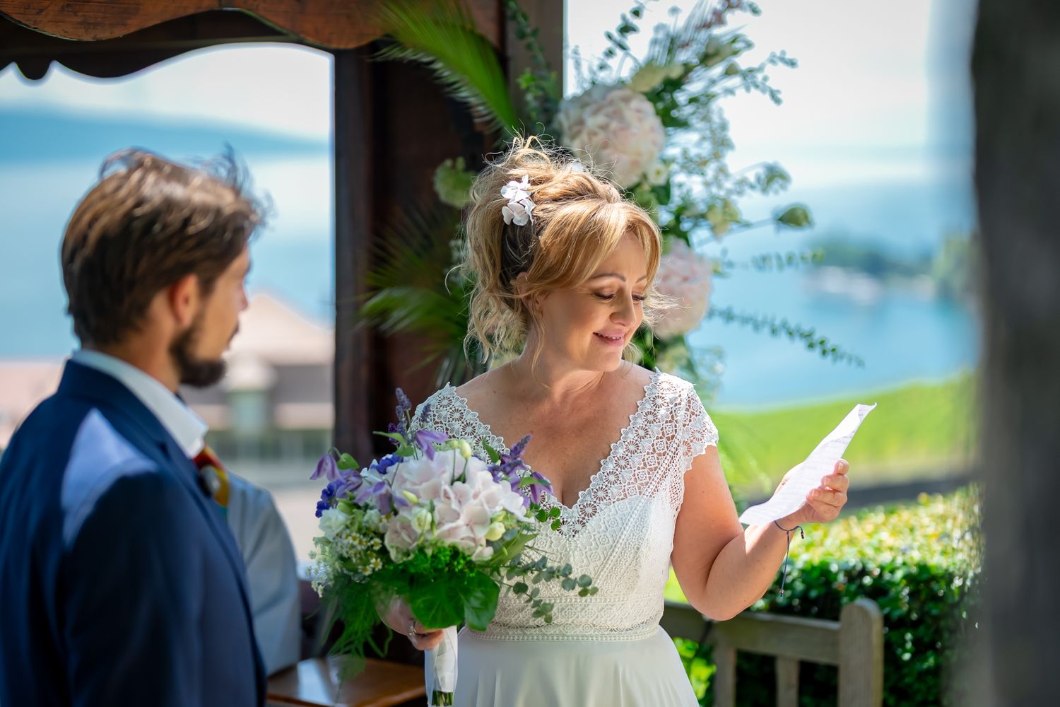 Mariée lisant ses vœux cérémonie extérieure bord du lac Léman mariage Suisse - Bride reading vows outdoor wedding ceremony Lake Geneva