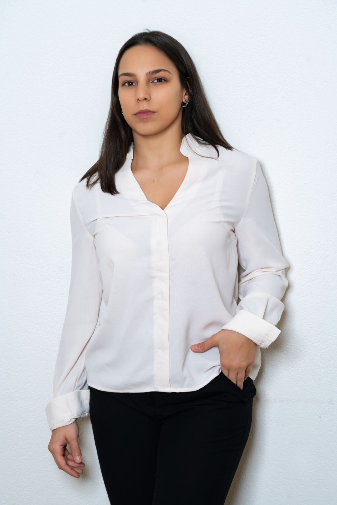 Digital modèle chemise blanche tenue sobre studio photographe Lausanne - Model digital white background white shirt smart casual Lausanne