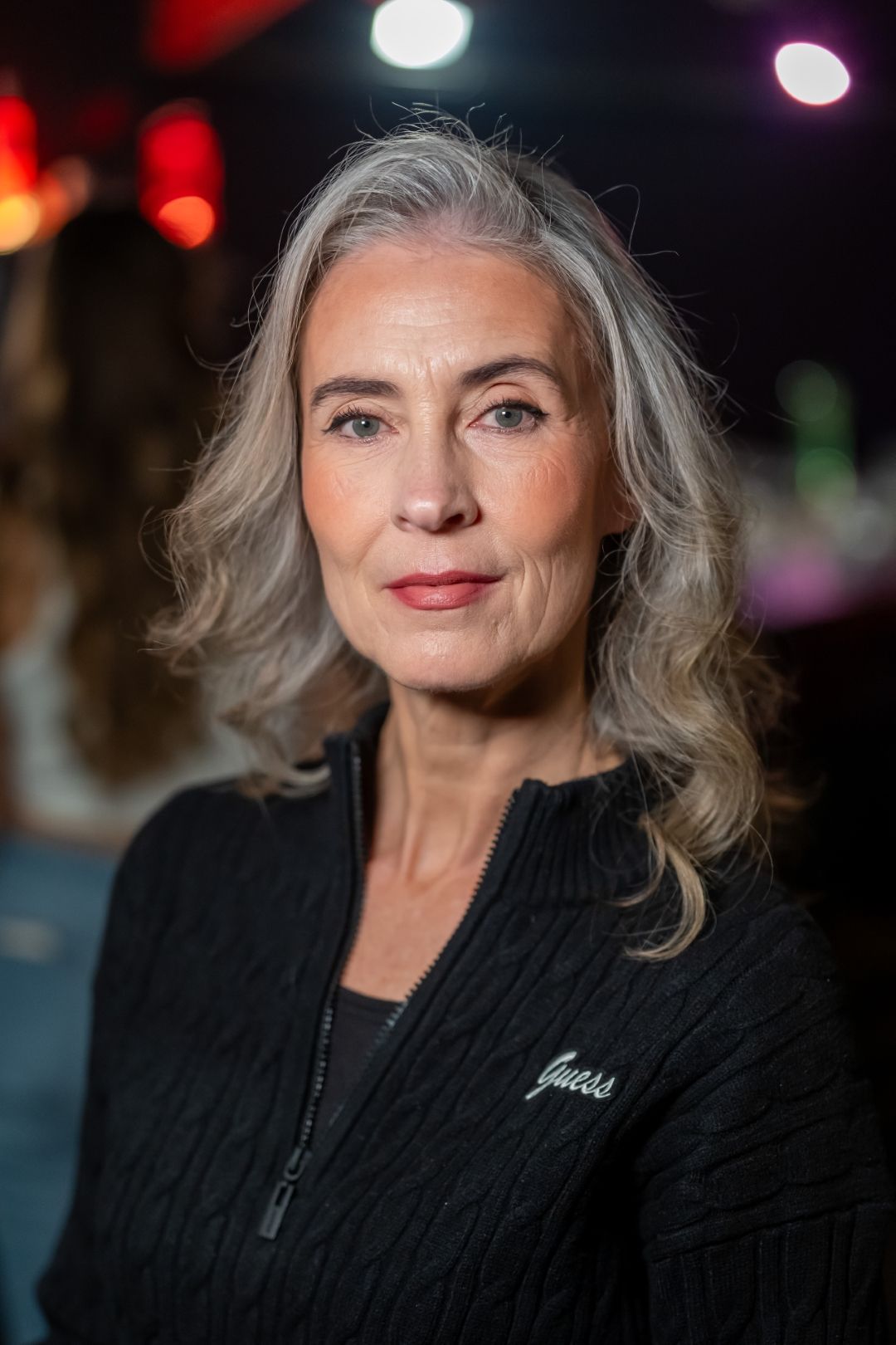 Portrait femme élégante cheveux gris défilé mode Be Discovery Suisse - Elegant silver hair women portrait fashion show Switzerland