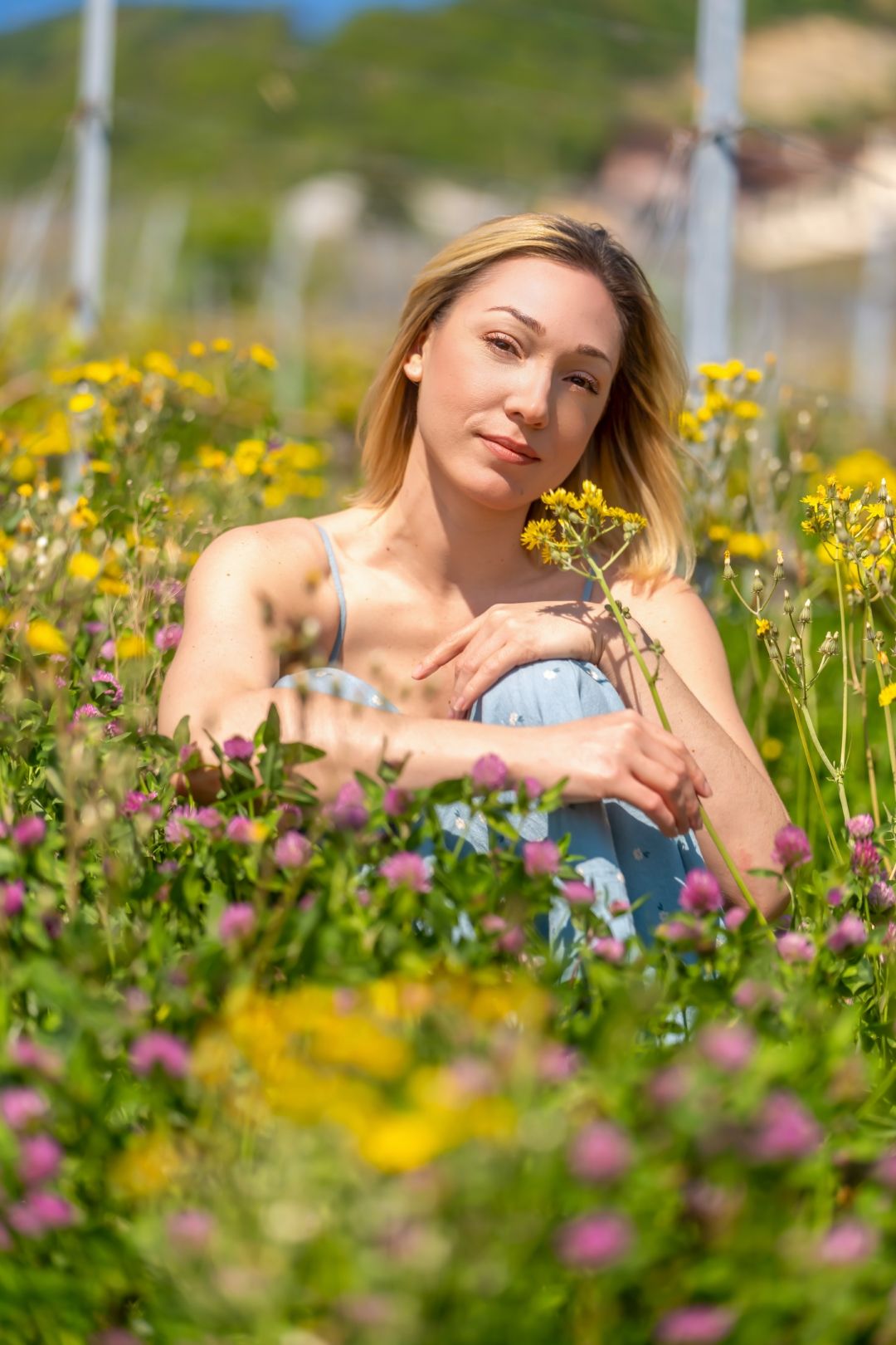 Portrait femme blonde champ fleurs sauvages lumière naturelle Lausanne Women blonde portrait wildflower field golden natural light Lausanne
