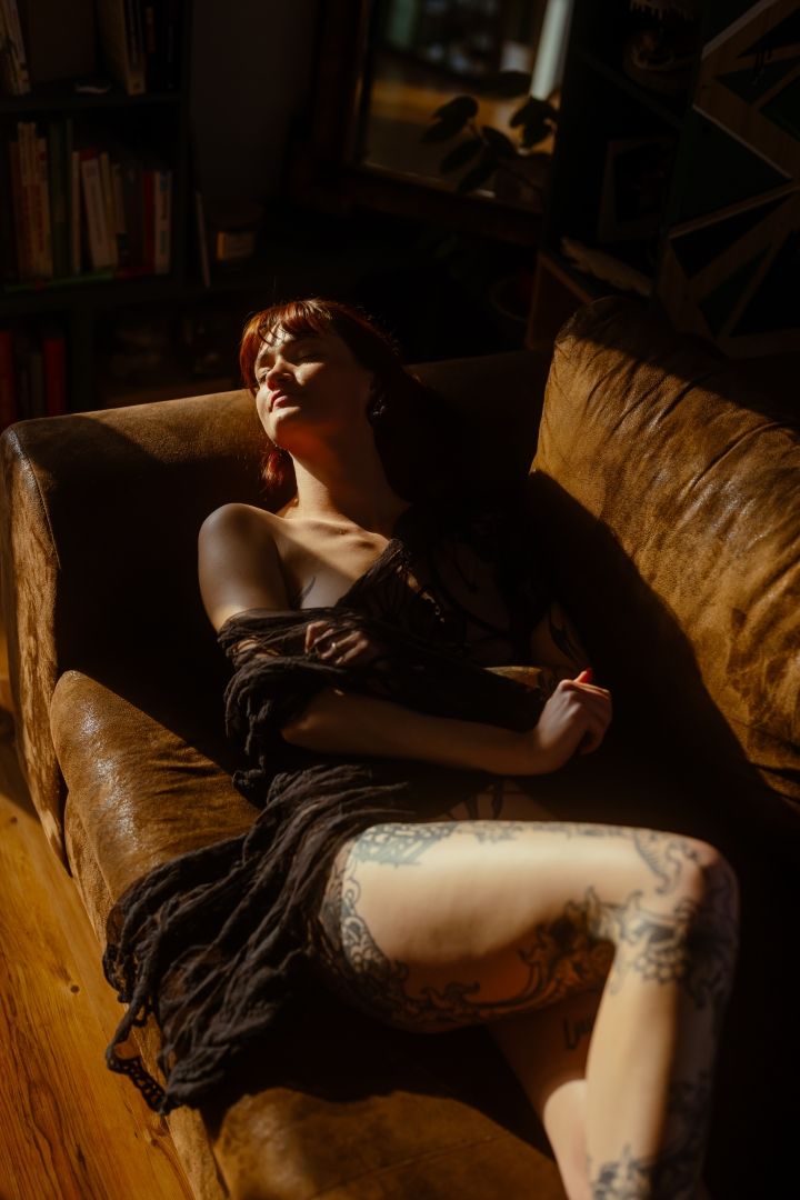 Portrait boudoir femme lumière tamisée ambiance intime - Intimate boudoir portrait women soft dramatic light