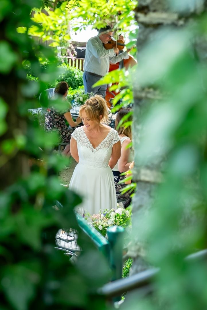 Couple de mariés jardin verdoyant mariage Lausanne - Wedding couple lush garden Lausanne Switzerland