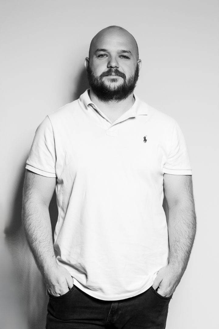 Portrait homme noir et blanc regard direct Lausanne - Black and white direct gaze men portrait Lausanne