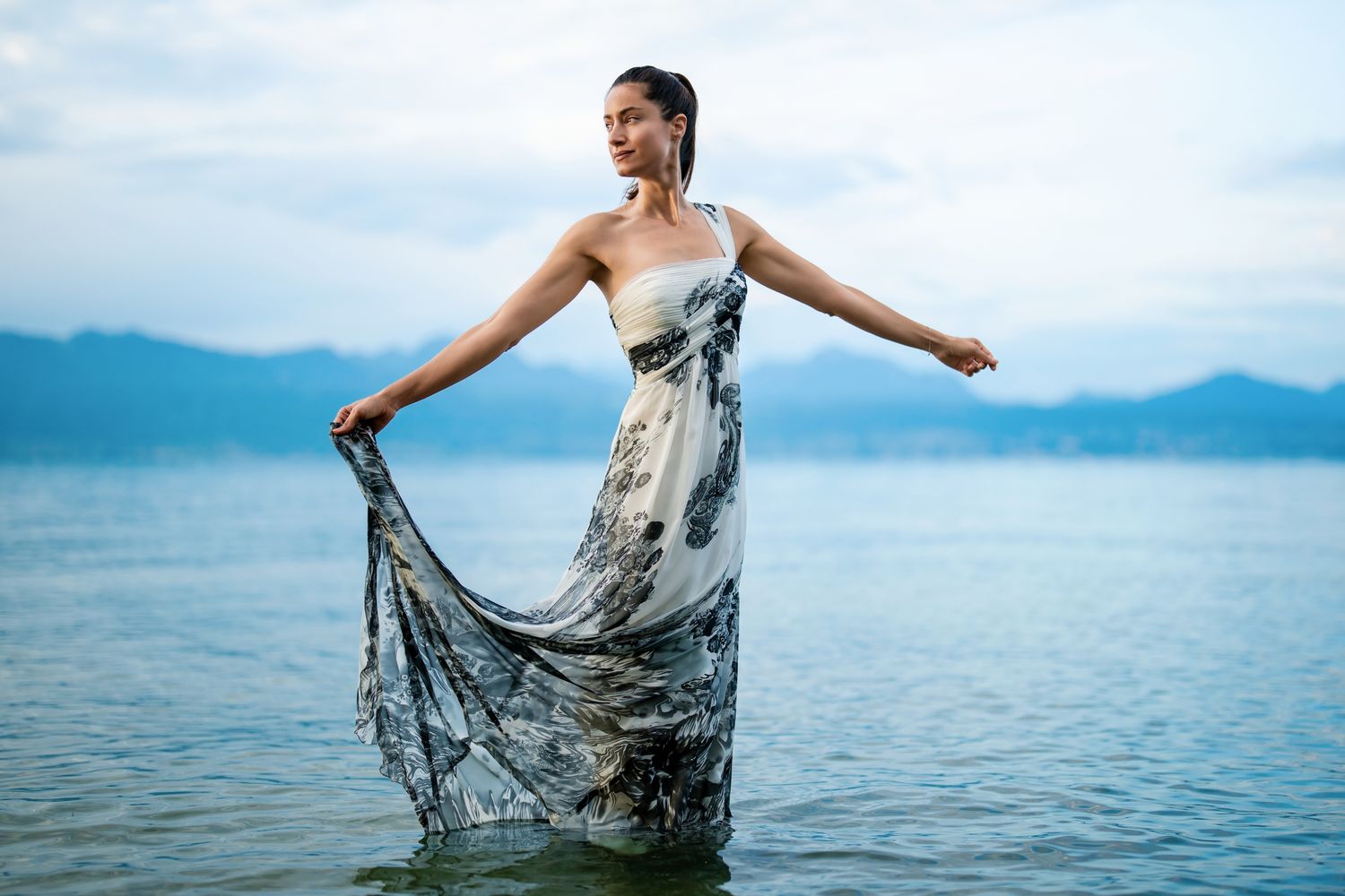 Portrait mode femme robe longue lac Léman éditorial photographe Lausanne - Editorial fashion portrait women long dress standing Lake Geneva