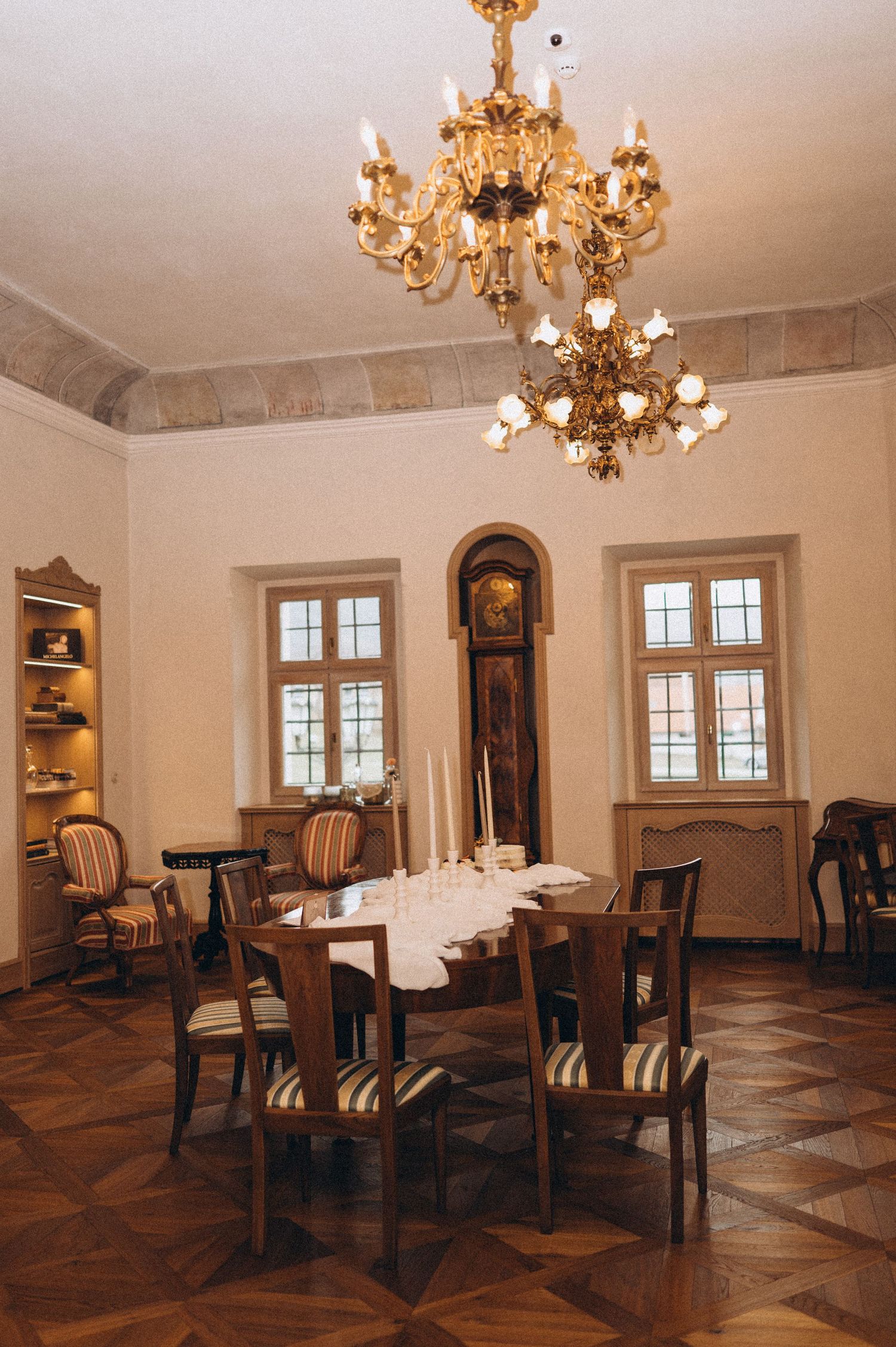 Luxury wedding reception hall in a vintage style with sophisticated wedding décor and table styling.