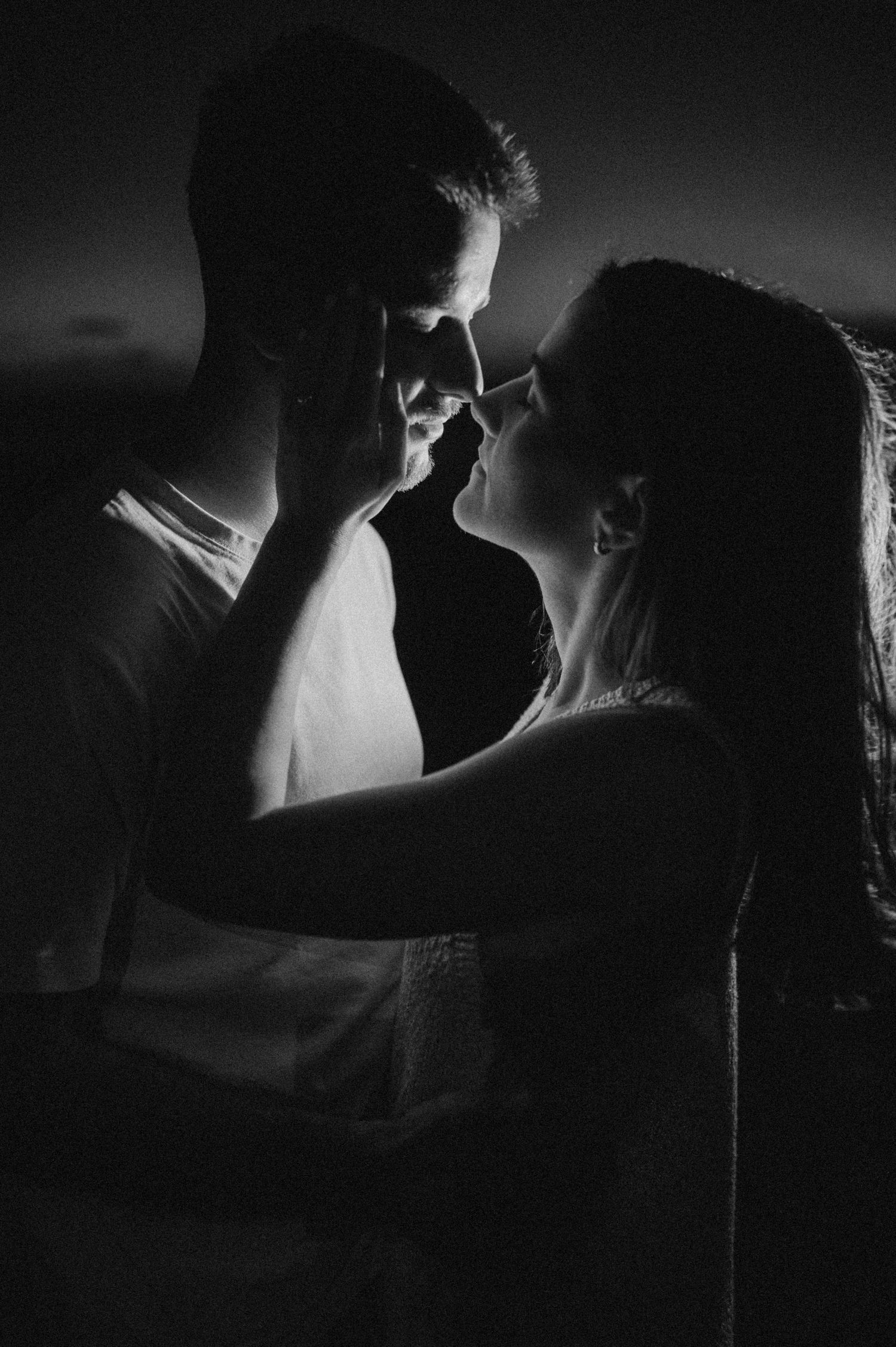 Black and white silhouettes of a romantic couple in intimate poses during Tenerife photoshoot