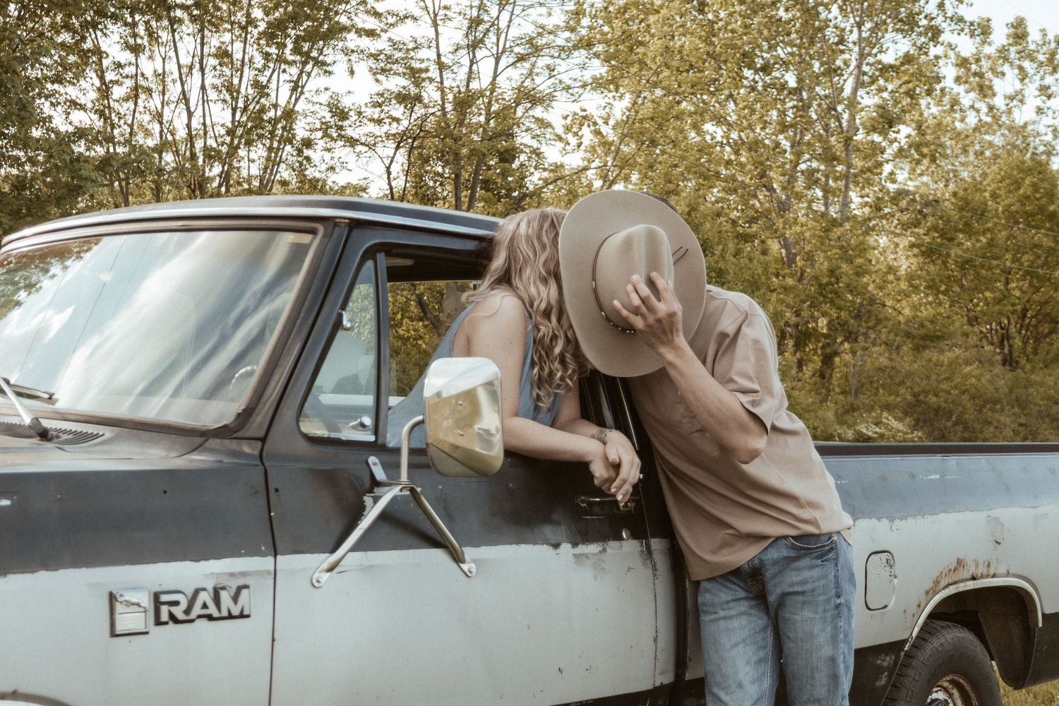 Cook Creative Photography serves Columbus, Ohio and beyond.  Couples session