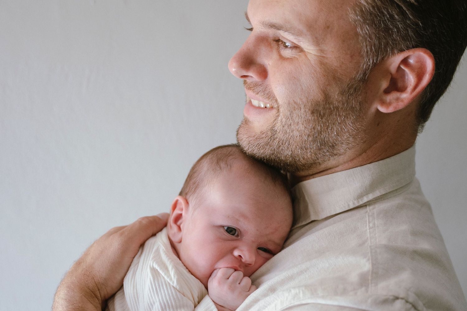 Intimate newborn session natural light on Curacao. / Intieme newbornshoot met natuurlijk licht op Curaçao.