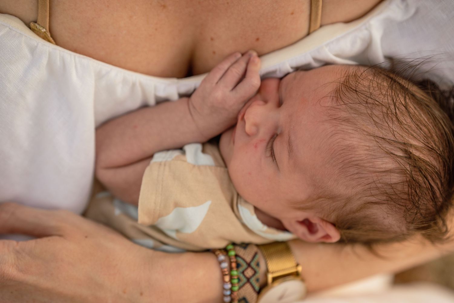 Intimate newborn session natural light on Curacao. / Intieme newbornshoot met natuurlijk licht op Curaçao.