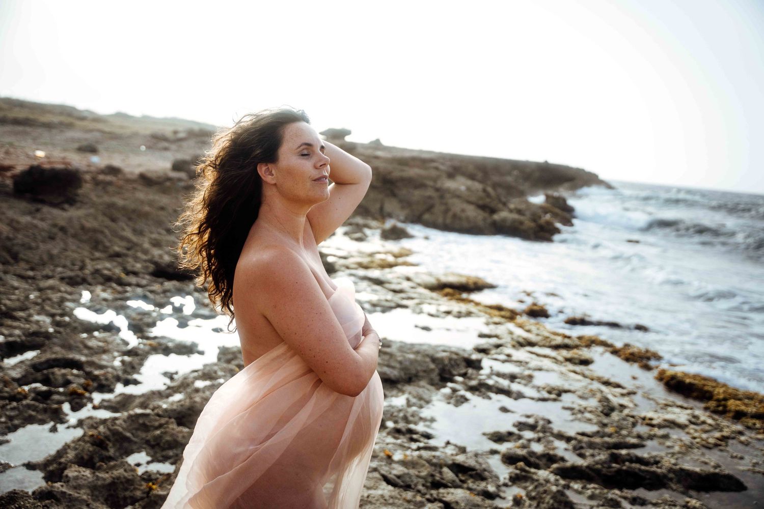 Sunset pregnancy photoshoot in the Caribbean, Curaçao near the ocean / Zwangerschaps fotoshoot op Curacao met zonsondergang.
