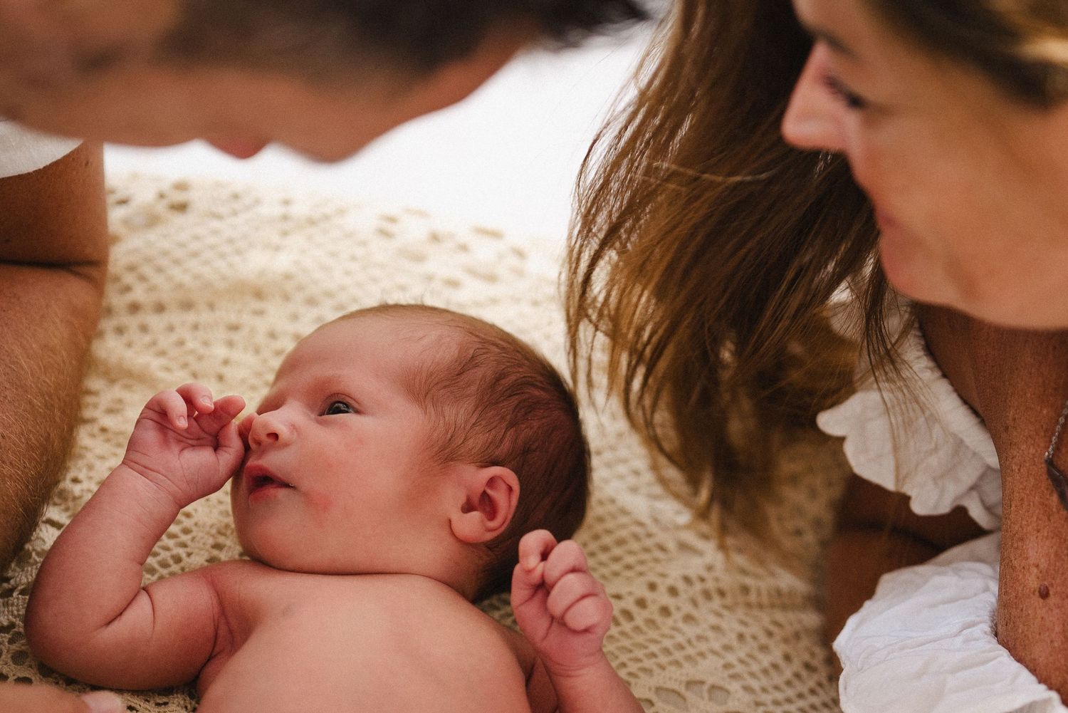 Intimate newborn session natural light on Curacao. / Intieme newbornshoot met natuurlijk licht op Curaçao.