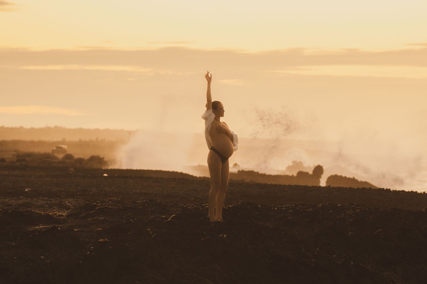 Sunset pregnancy photoshoot in the Caribbean, Curaçao near the ocean / Zwangerschaps fotoshoot op Curacao met zonsondergang.