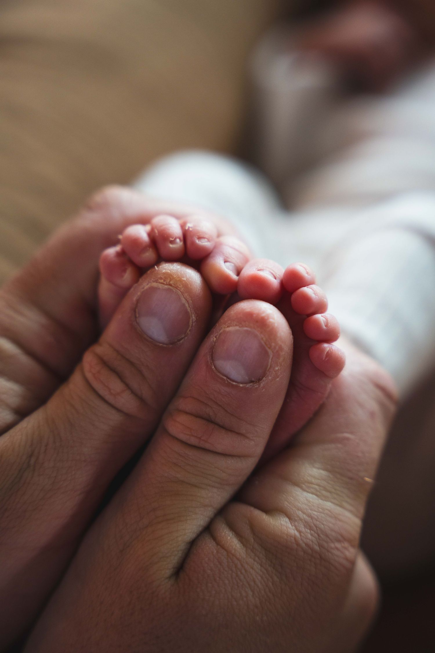 Intimate newborn session natural light on Curacao. / Intieme newbornshoot met natuurlijk licht op Curaçao.