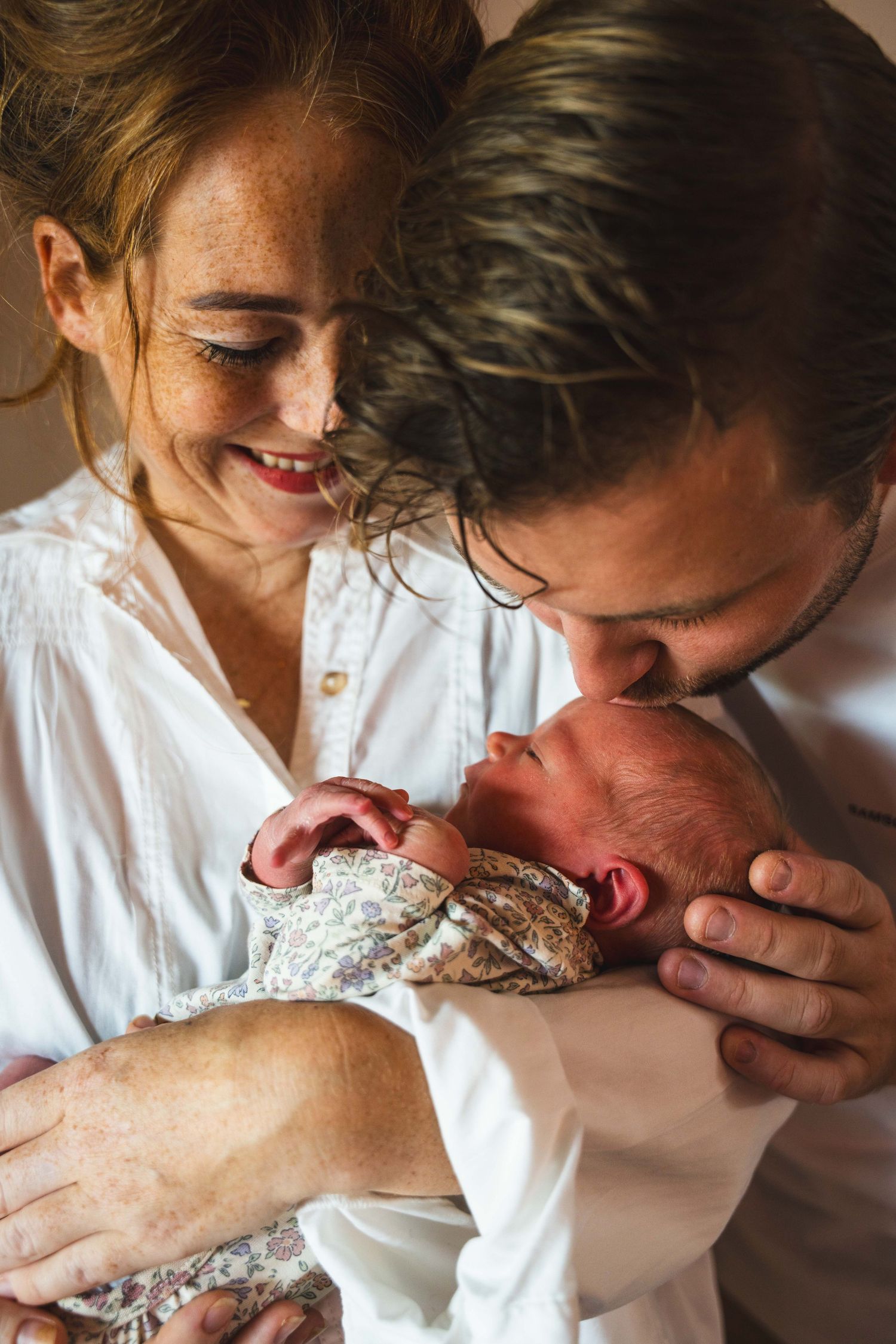 Intimate newborn session natural light on Curacao. / Intieme newbornshoot met natuurlijk licht op Curaçao.