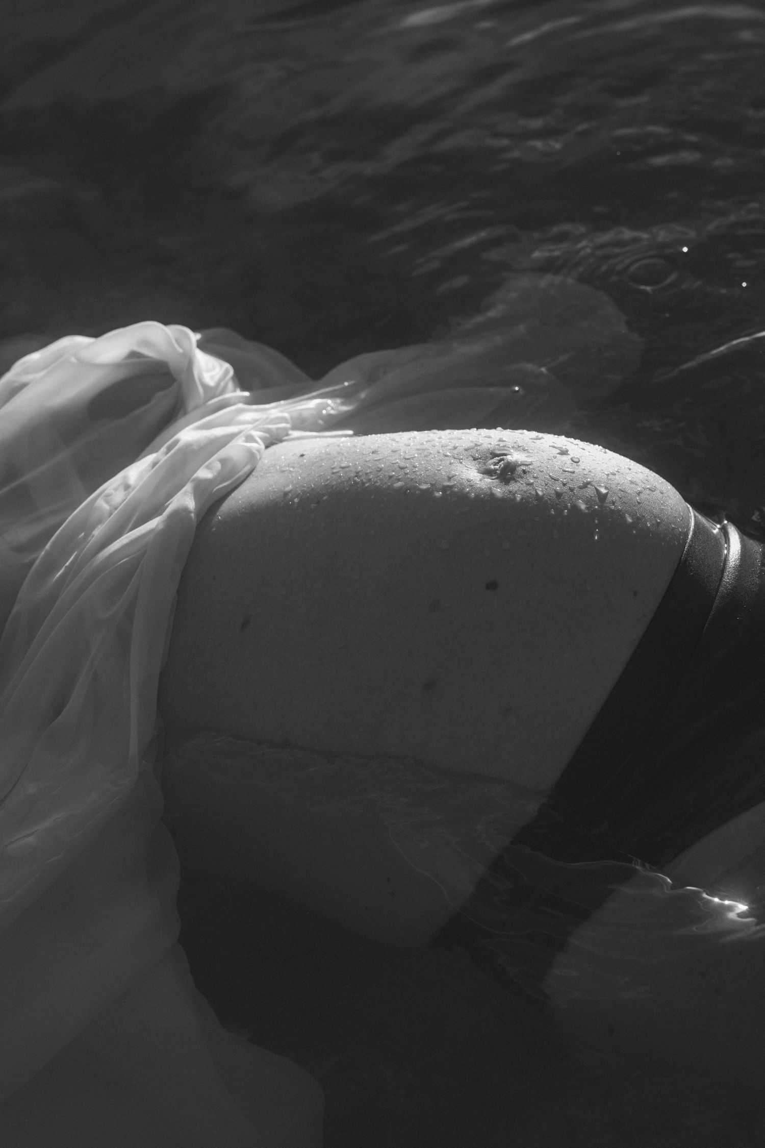 Sunset pregnancy photoshoot in the Caribbean, Curaçao near the ocean / Zwangerschaps fotoshoot op Curacao met zonsondergang.