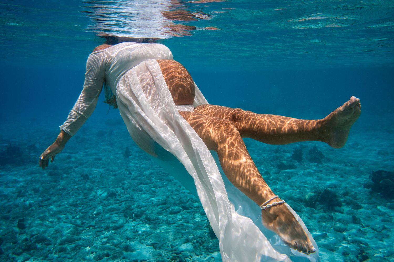 Sunset pregnancy photoshoot in the Caribbean, Curaçao in the ocean / Zwangerschaps fotoshoot op Curacao in de zee.