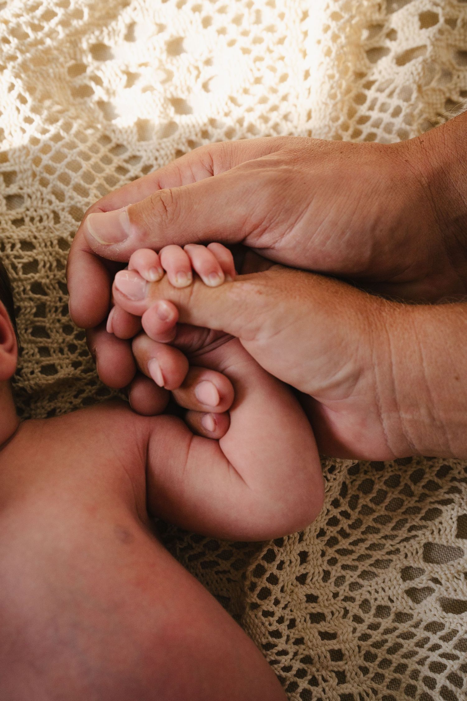 Intimate newborn session natural light on Curacao. / Intieme newbornshoot met natuurlijk licht op Curaçao.