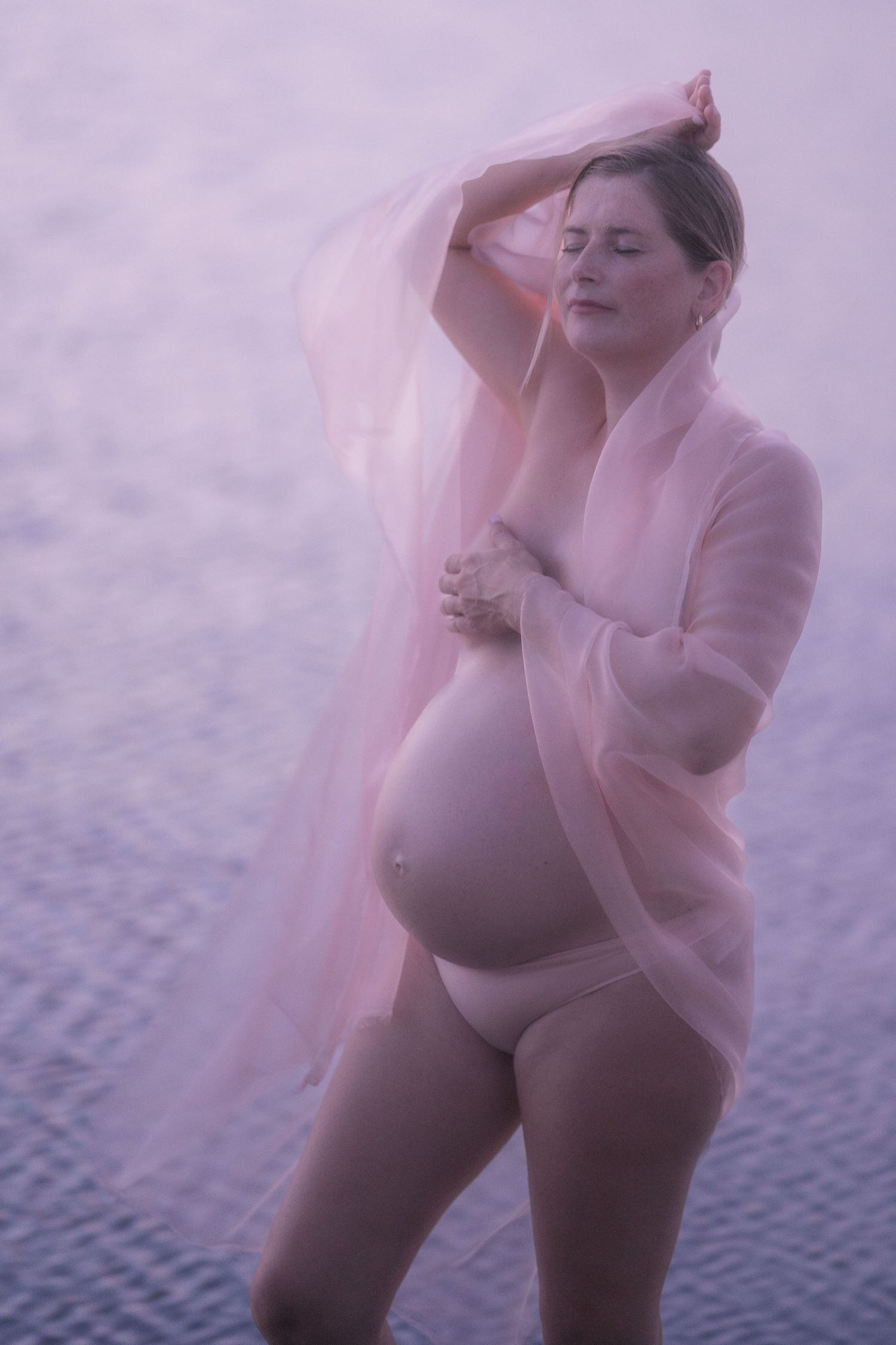 Sunset pregnancy photoshoot in the Caribbean, Curaçao near the ocean / Zwangerschaps fotoshoot op Curacao met zonsondergang.