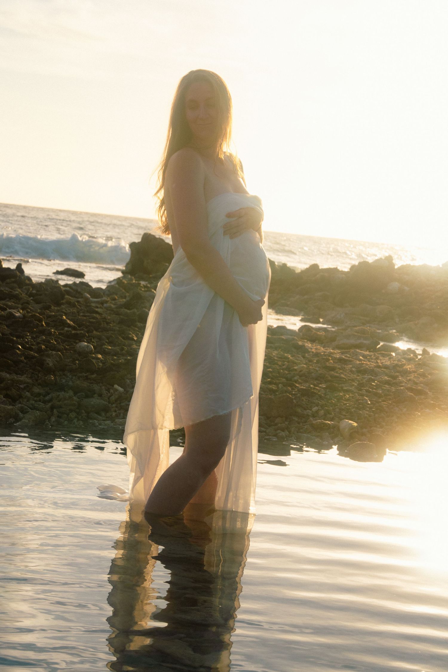 Sunset pregnancy photoshoot in the Caribbean, Curaçao near the ocean / Zwangerschaps fotoshoot op Curacao met zonsondergang.