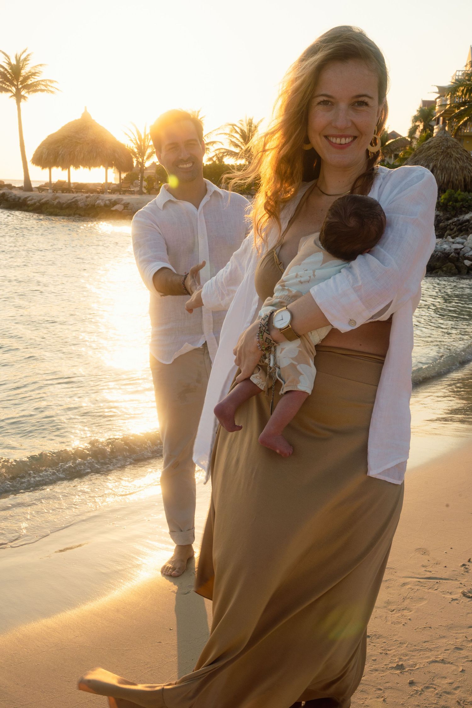 Newborn family shoot in the Caribbean ocean Curaçao / baby familie fotoshoot op Curacao bij de zee.