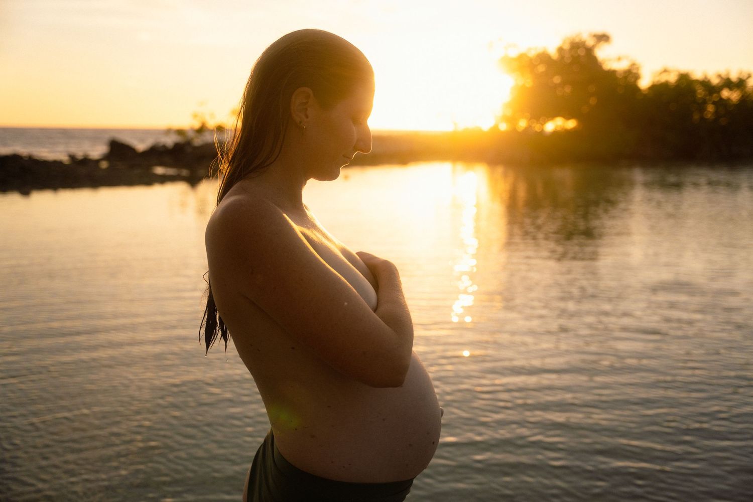 Sunset pregnancy photoshoot in the Caribbean, Curaçao near the ocean / Zwangerschaps fotoshoot op Curacao met zonsondergang.