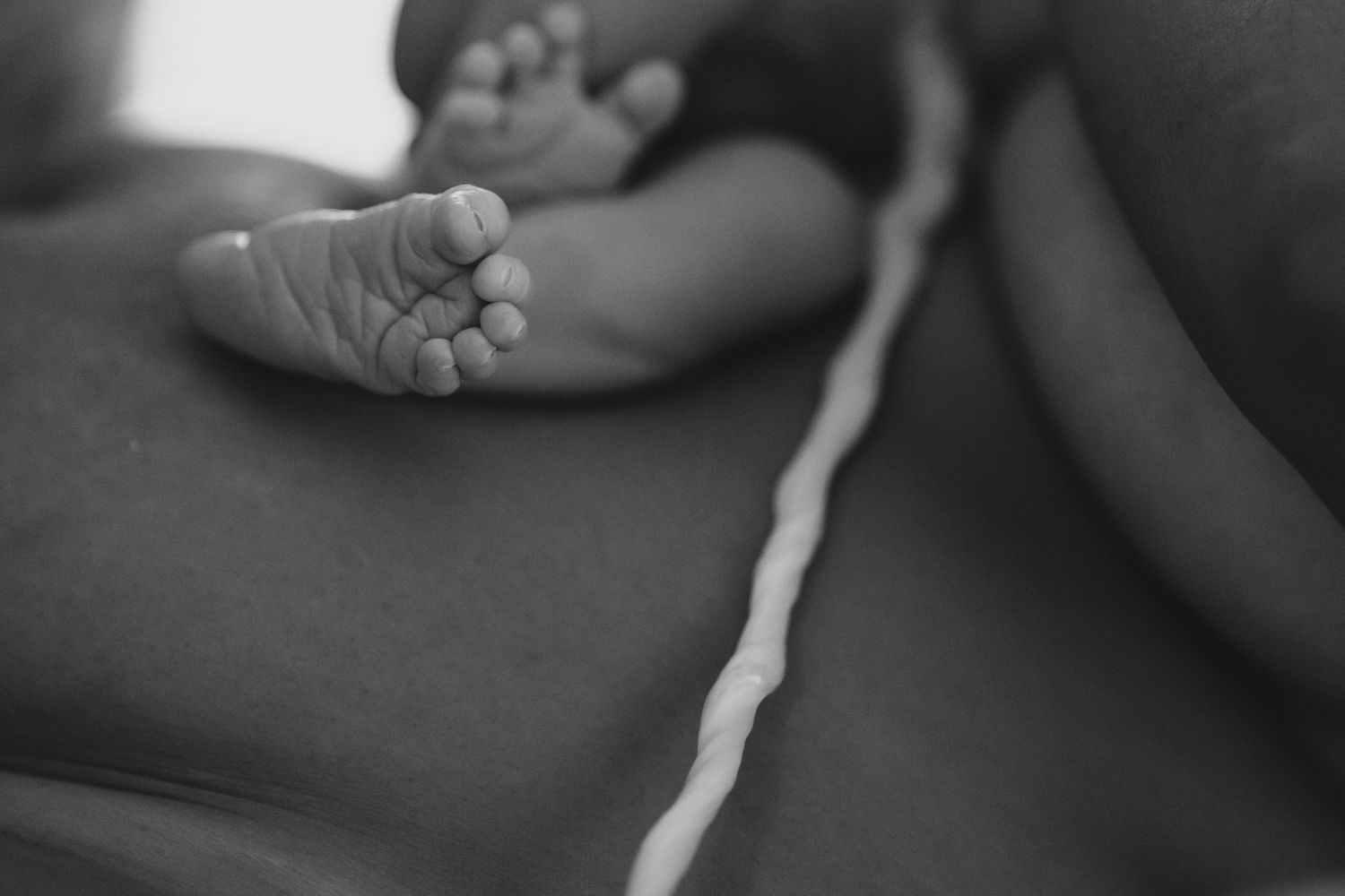 Emotional skin-to-skin moment between mum and baby. / Intiem huid-op-huid moment tussen moeder en baby.