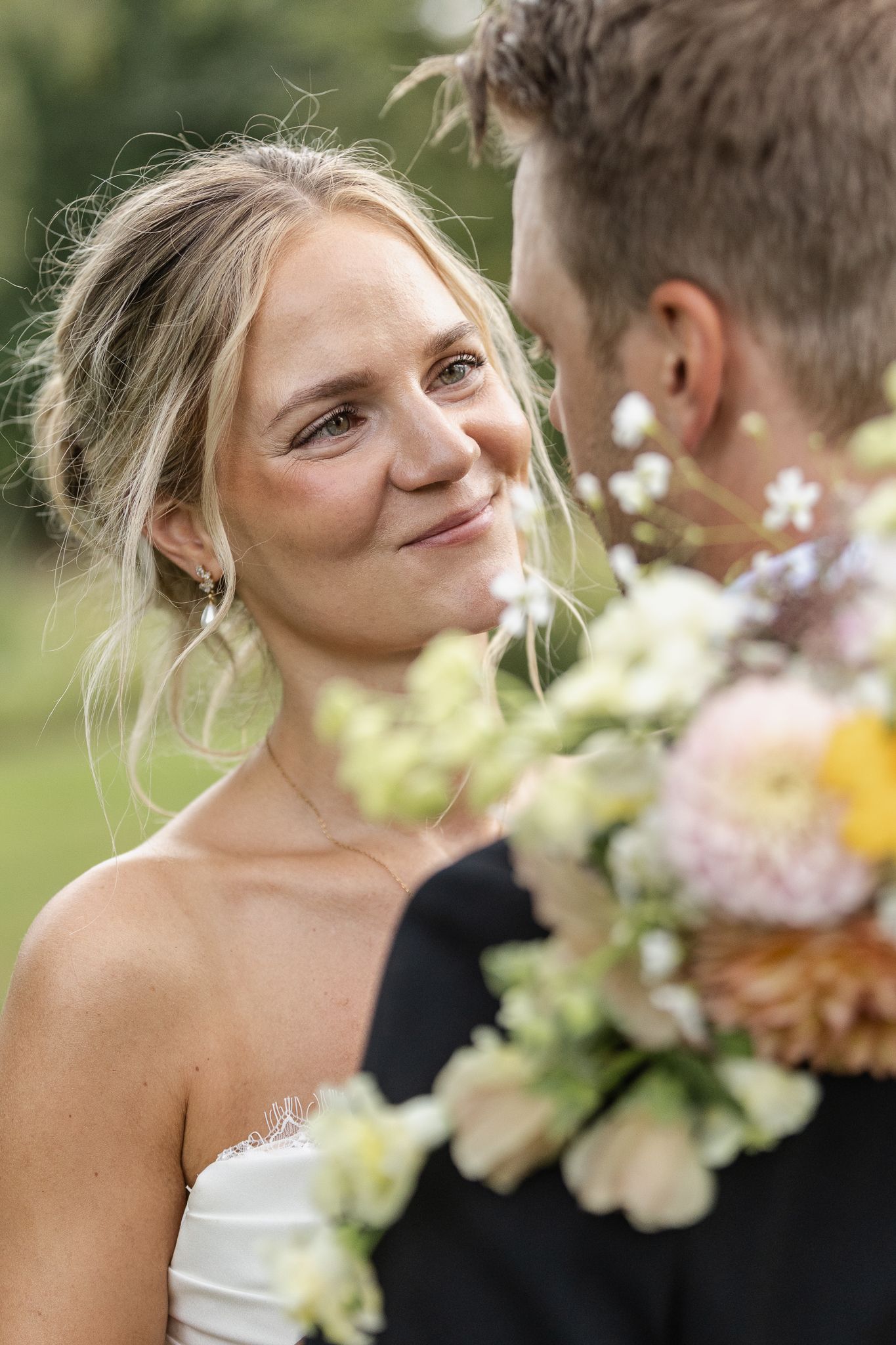 Brud med brudbukett under porträttfotografering på bröllopsdagen