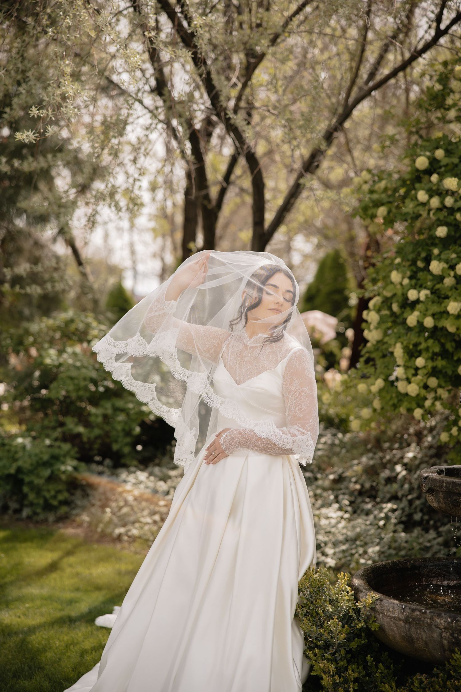 vintage spring wedding at the vintage rose in Nampa Idaho by Molly Vincent Photography luxury editorial garden party rose fountain