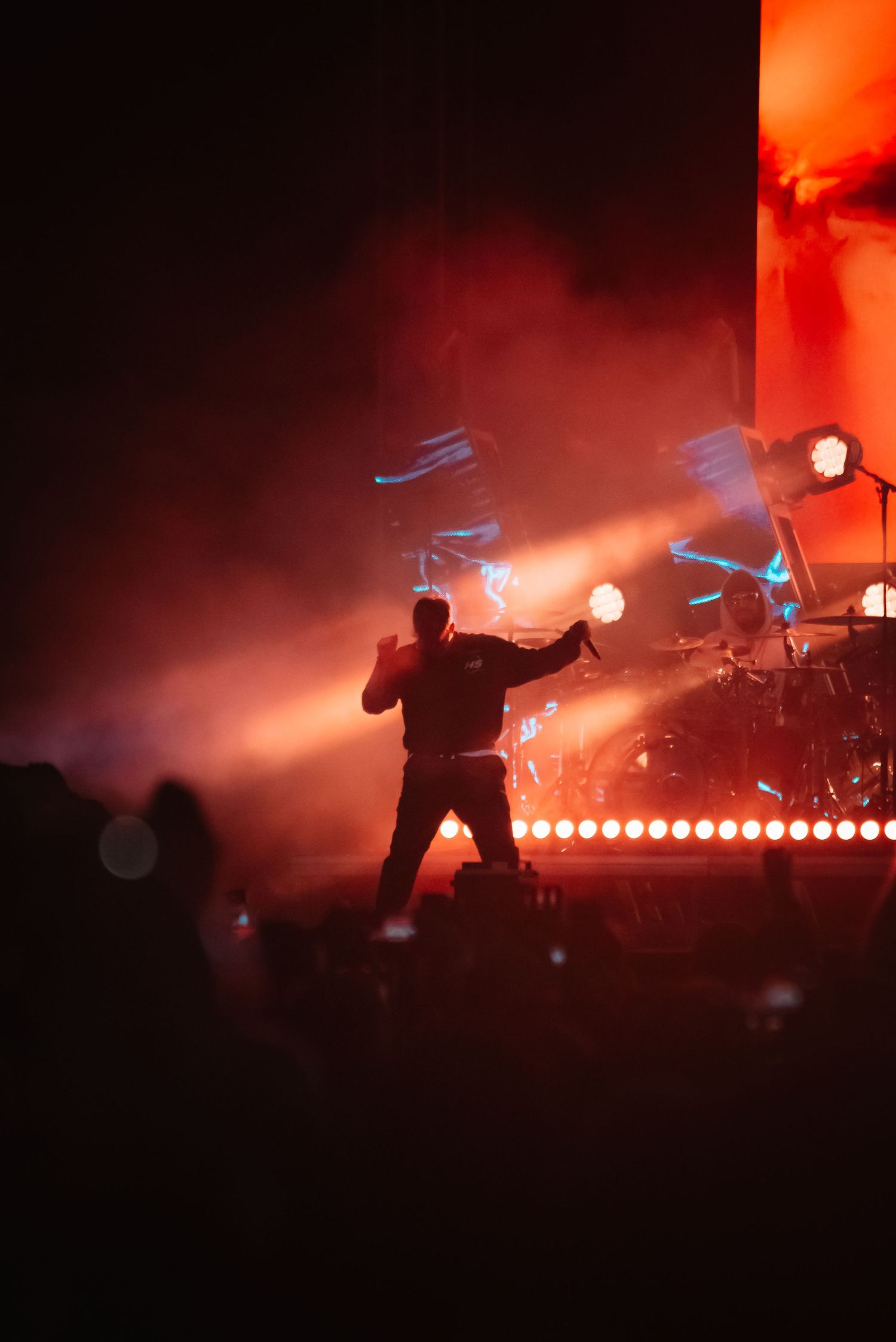 Silhouette of a Valmar singer on stage facing the crowd under red lighting at the 2024 Dunaszerdahelyi Vásár in Dunajská Streda, Slovakia.