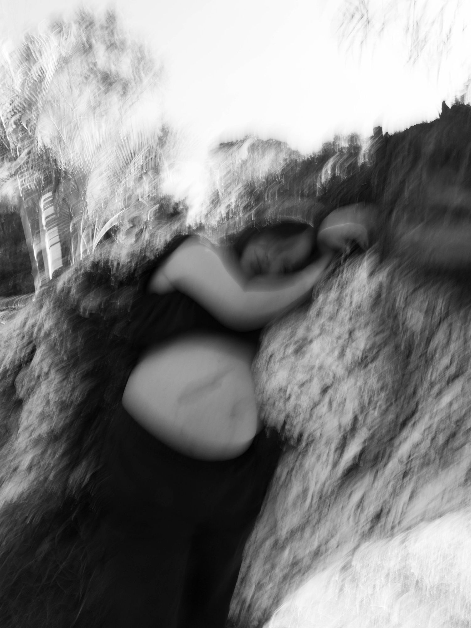 Photo by Bendito Recuerdo in Guatemala, motion blur pregnant women during their maternity photoshoot leaning on a tree