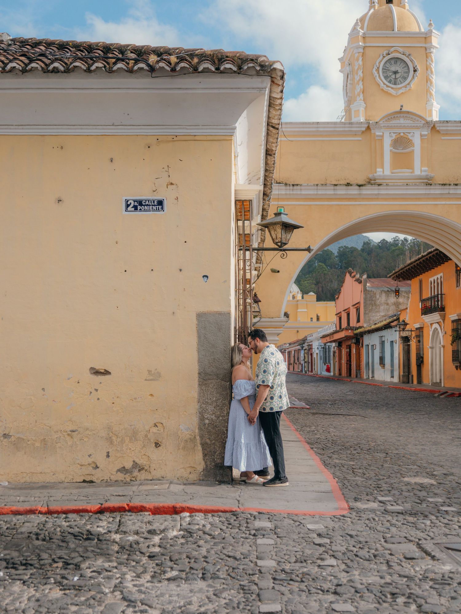 Photo by Bendito Recuerdo in Antigua Guatemala, couple kissing under the Arco de Santa Catarina in Antigua Guatemala