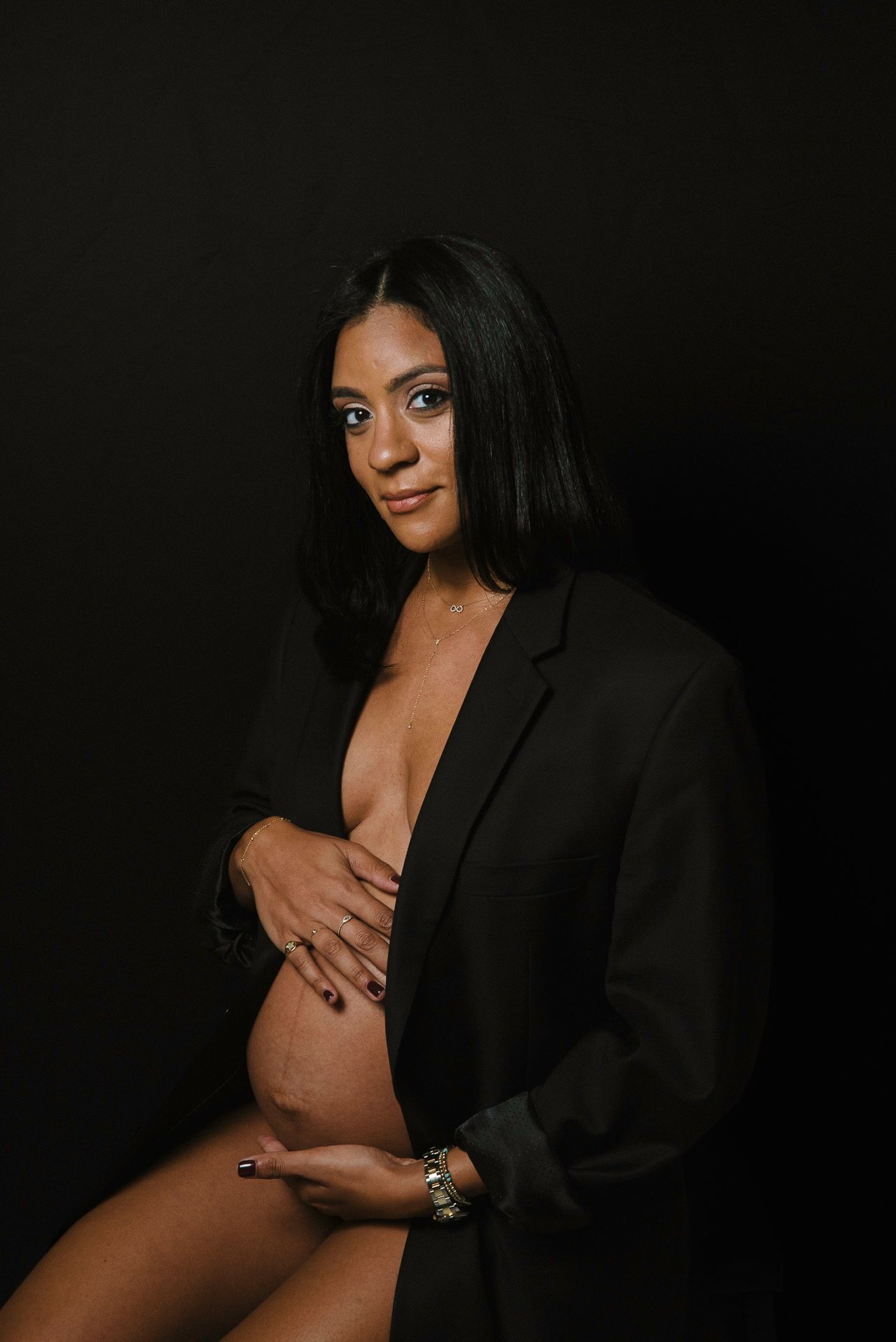 beautiful simple maternity portrait session inddor with mobile lights