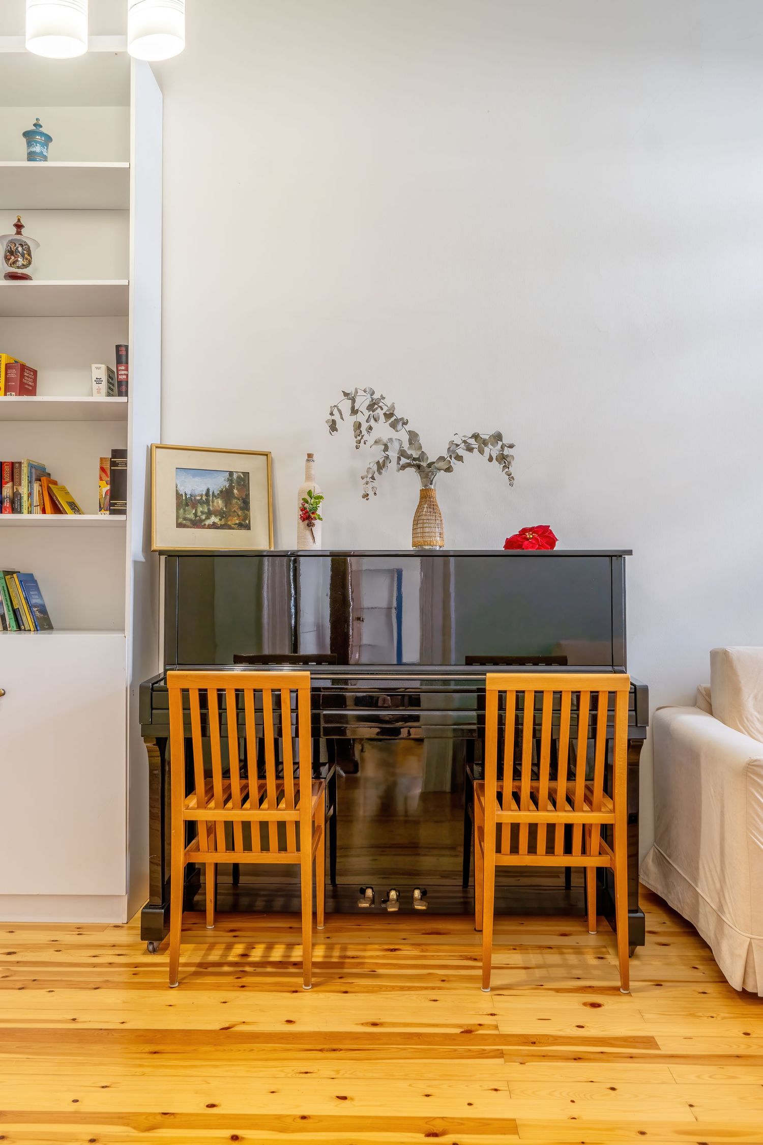Καλαίσθητος χώρος καθιστικού σε Airbnb με cozy ατμόσφαιρα