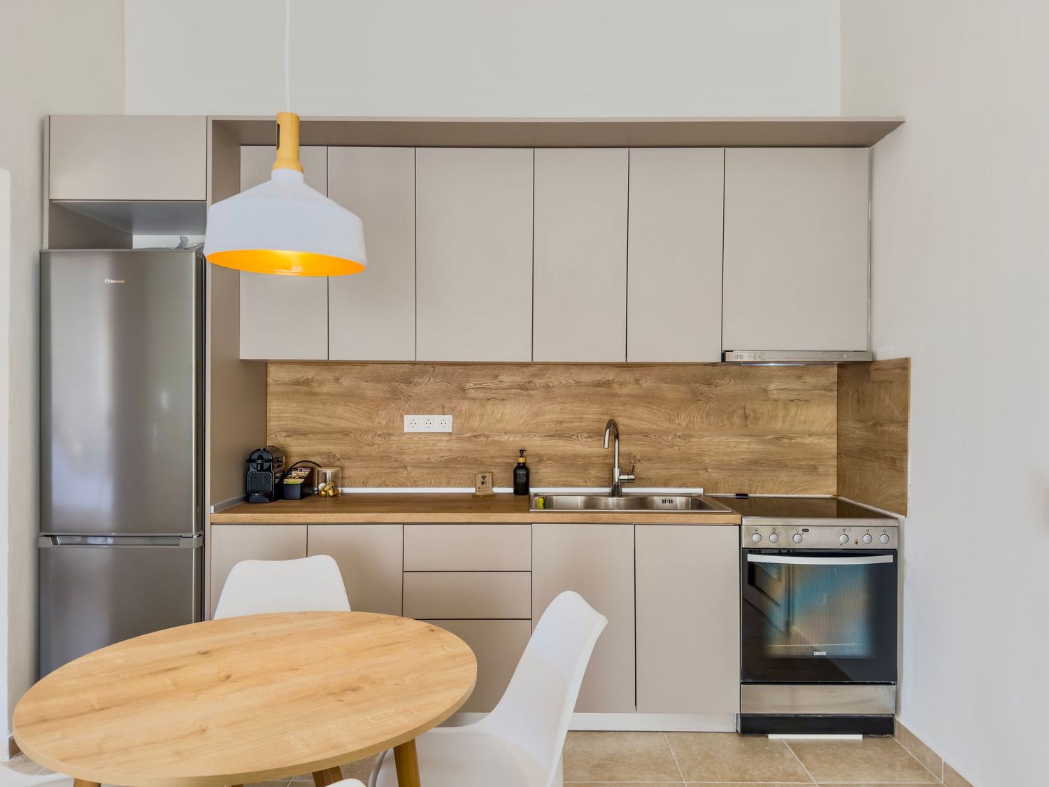 Καλαίσθητη open plan Airbnb κουζίνα με lounge area