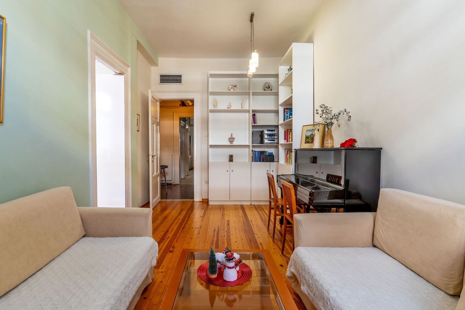 Bright Airbnb open plan space με stylish décor και cozy vibes