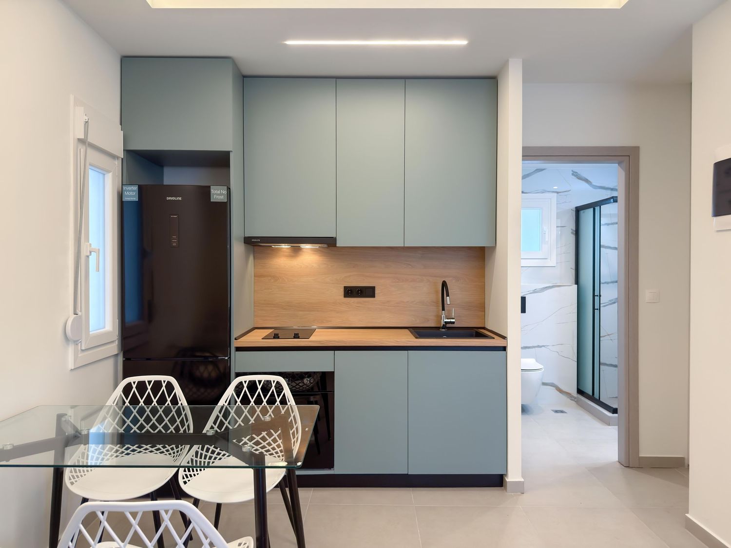 Μοντέρνα κουζίνα με πλήρη εξοπλισμό και minimal design