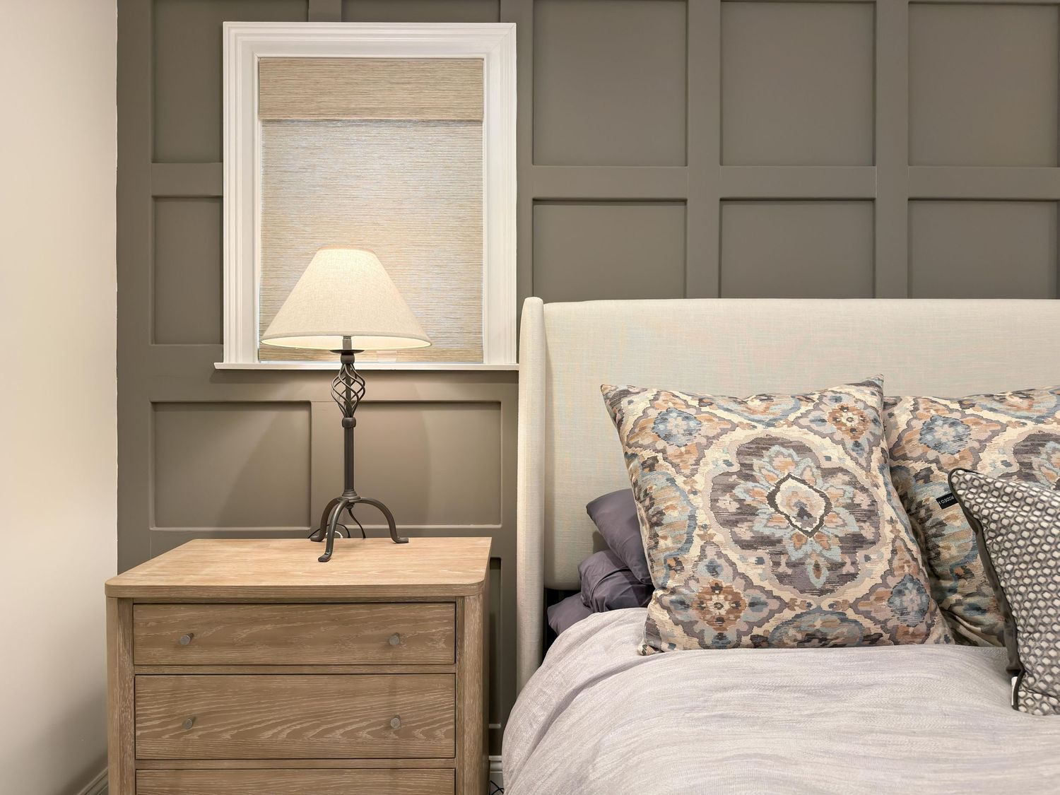Airbnb υπνοδωμάτιο με διπλό κρεβάτι και cozy ατμόσφαιρα