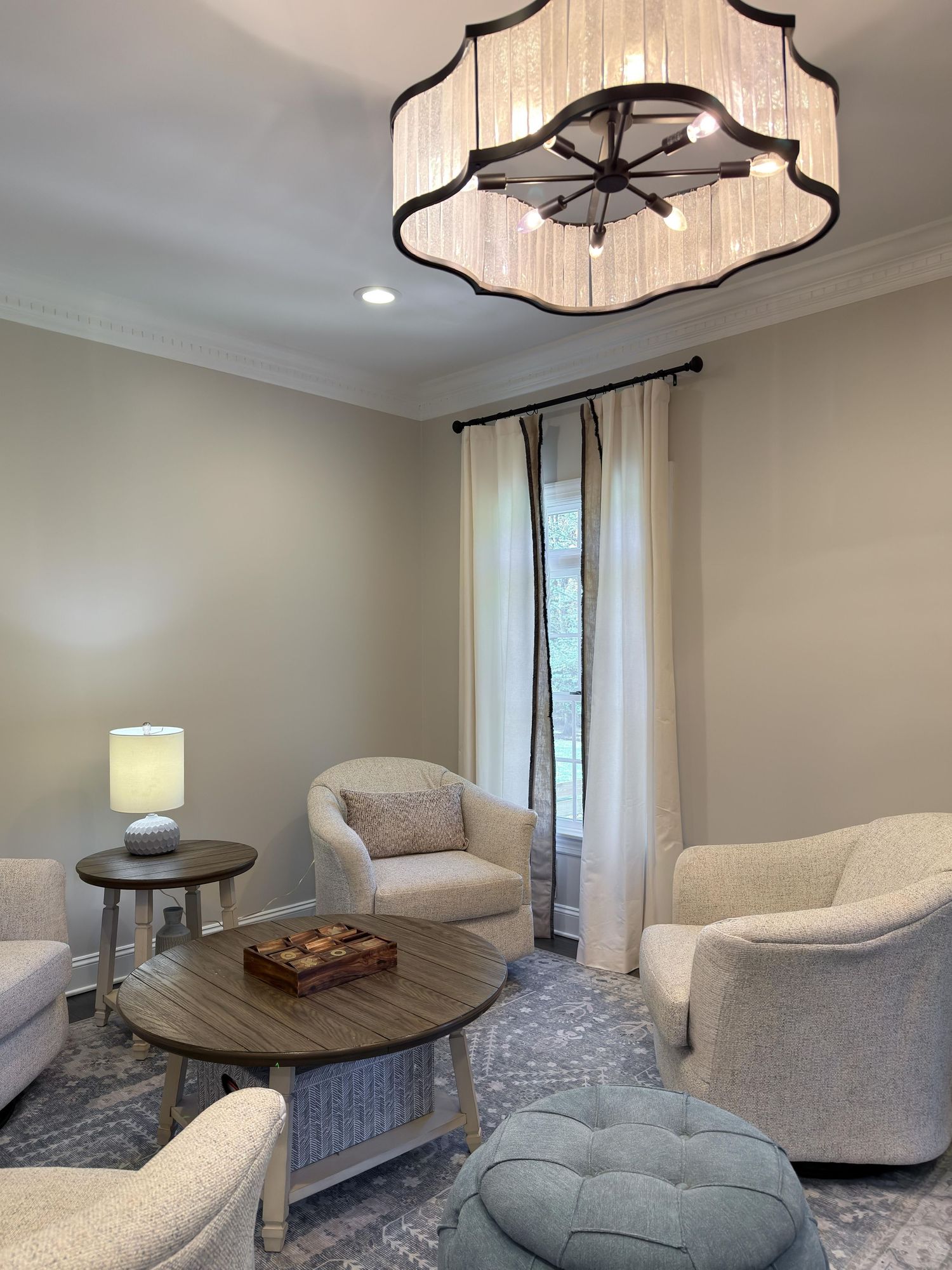 Modern living room και κουζίνα με φωτεινό open plan layout