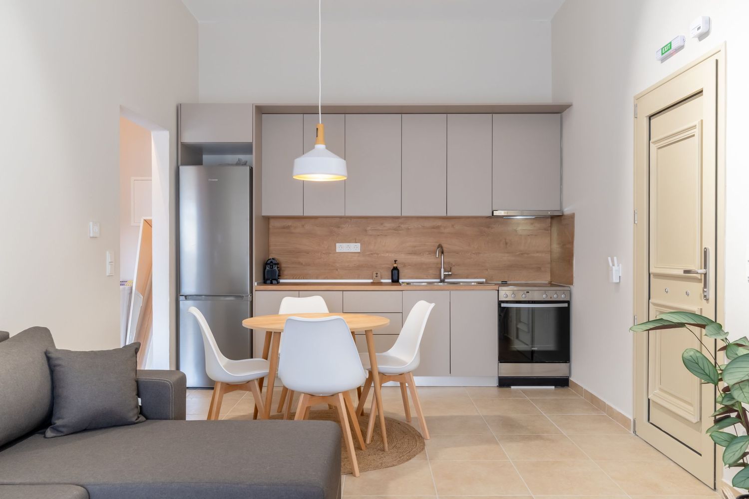 Modern living room και κουζίνα με φωτεινό open plan layout