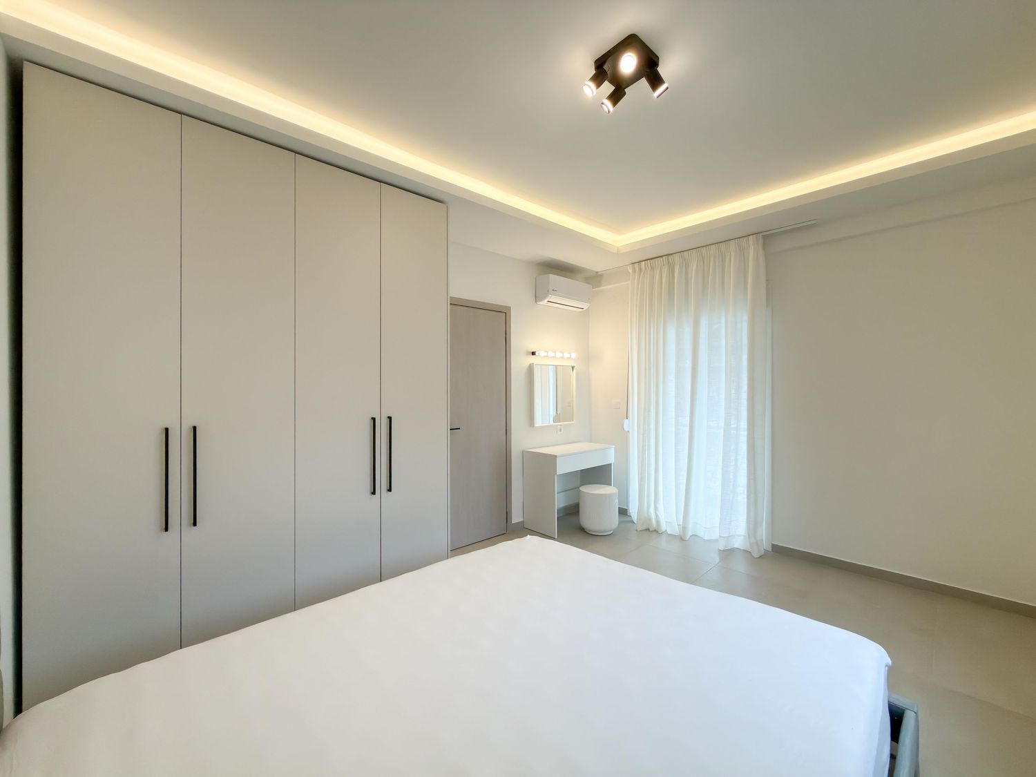 Airbnb υπνοδωμάτιο με διπλό κρεβάτι και cozy ατμόσφαιρα