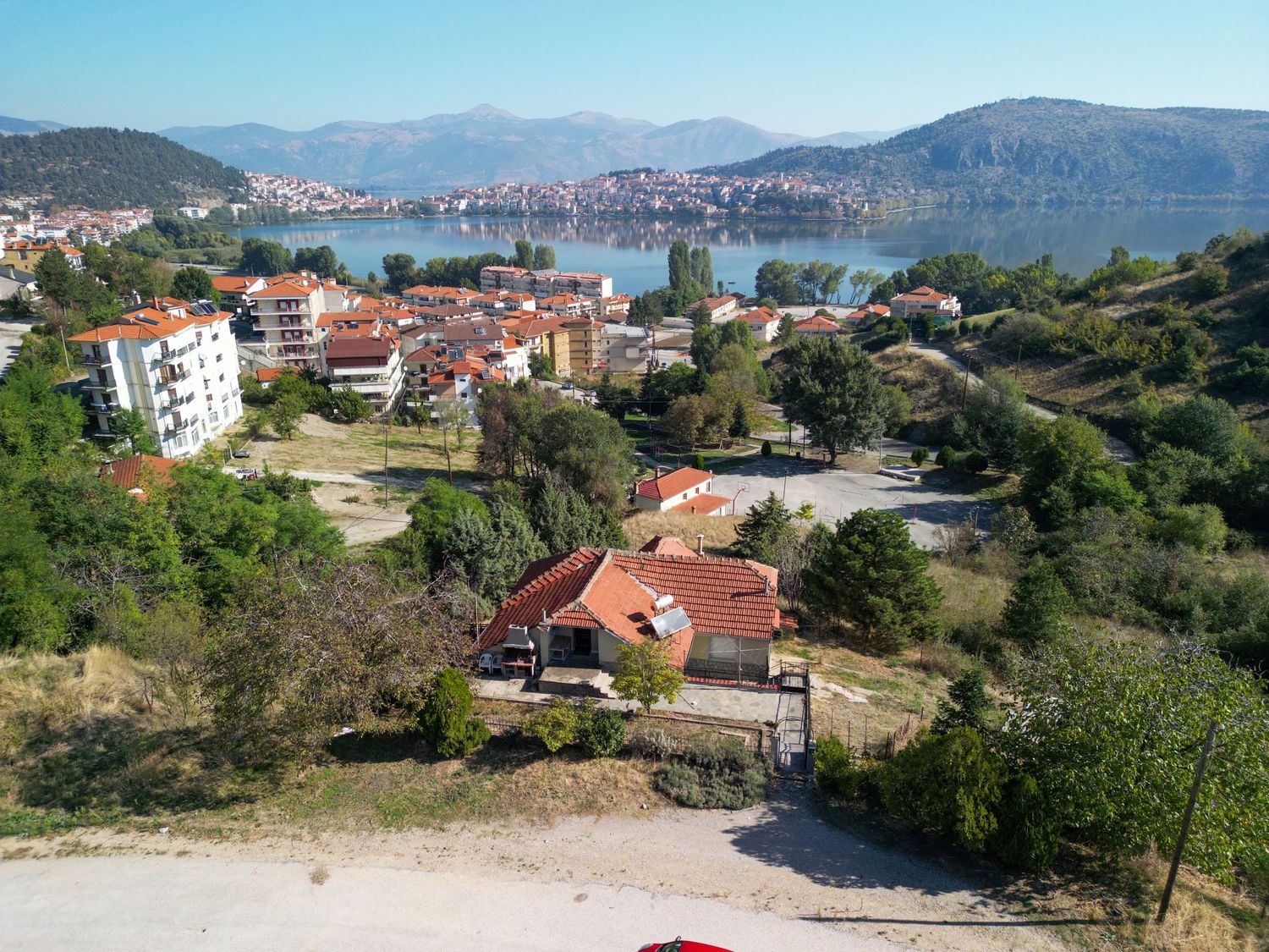 Κατοικία με μεγάλο οικόπεδο, drone φωτογραφία από ψηλά