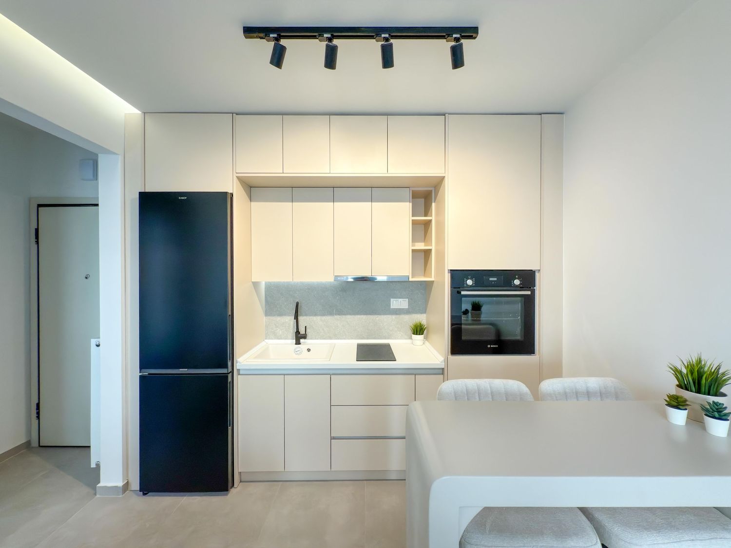 Μοντέρνα κουζίνα με πλήρη εξοπλισμό και minimal design