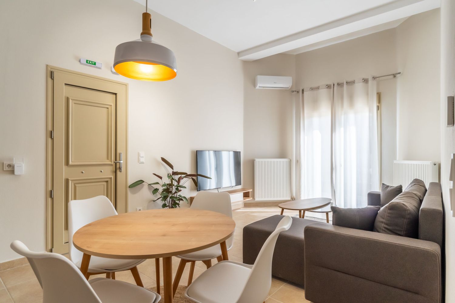 Σαλόνι real estate με μοντέρνα επίπλωση και φυσικό φωτισμό